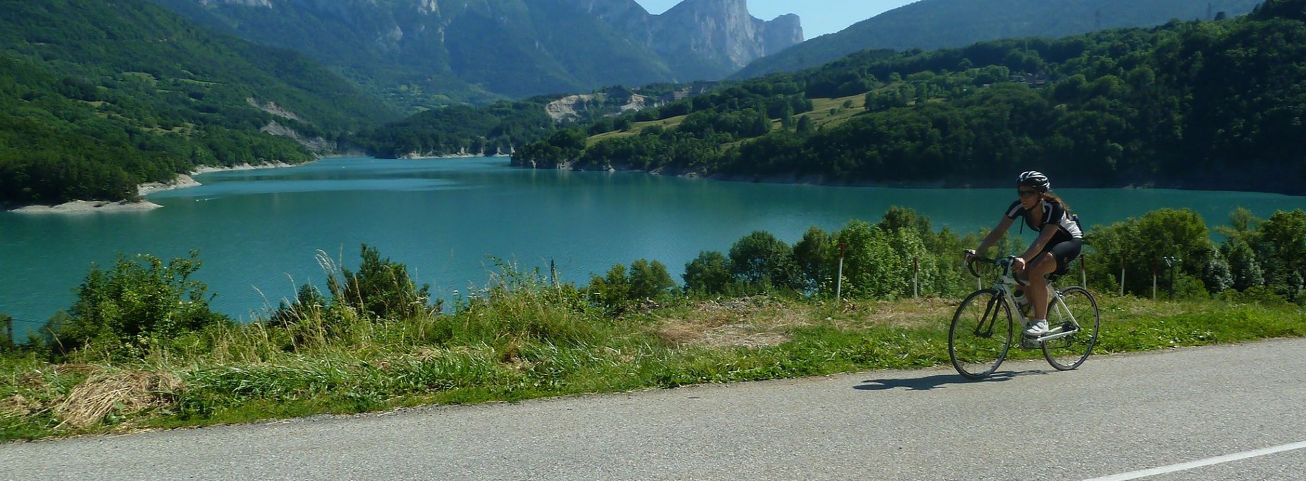 Cycling_next_to_Lake_Geneva_Switzerland.jpg