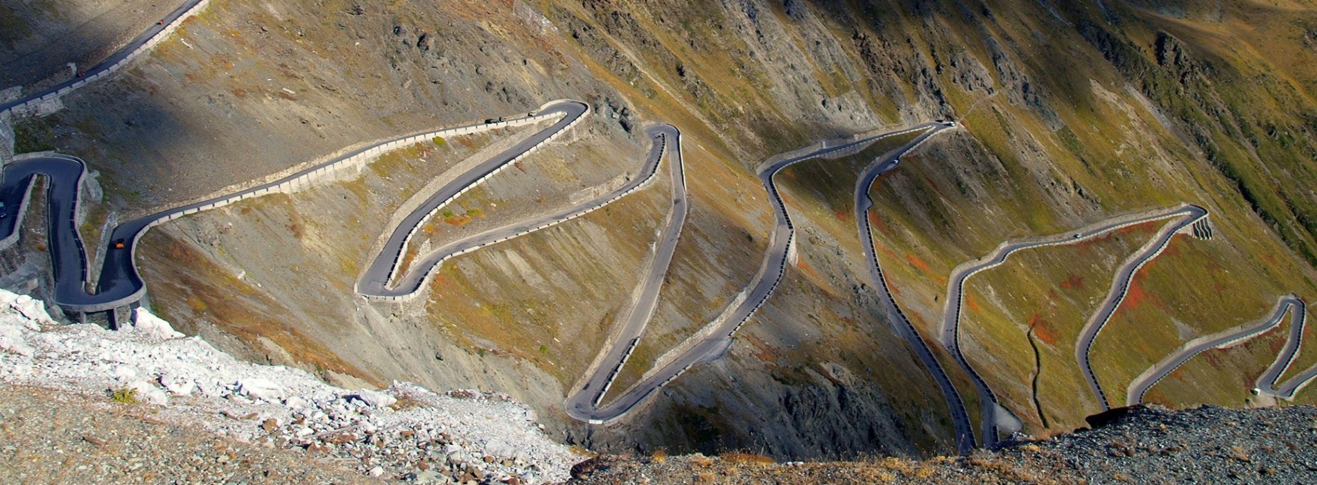 The_serpentine_roads_of_the_Passo_dello_Stelvio.jpg