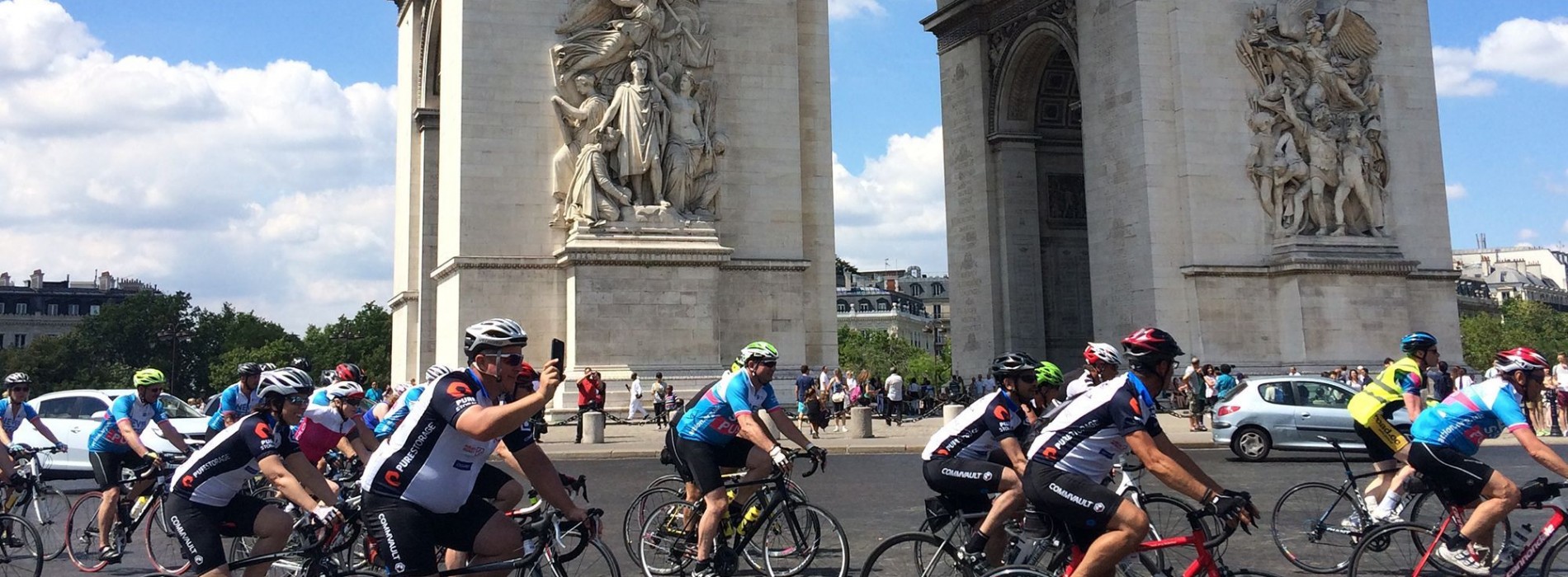 Peloton under Arc de Triomphe