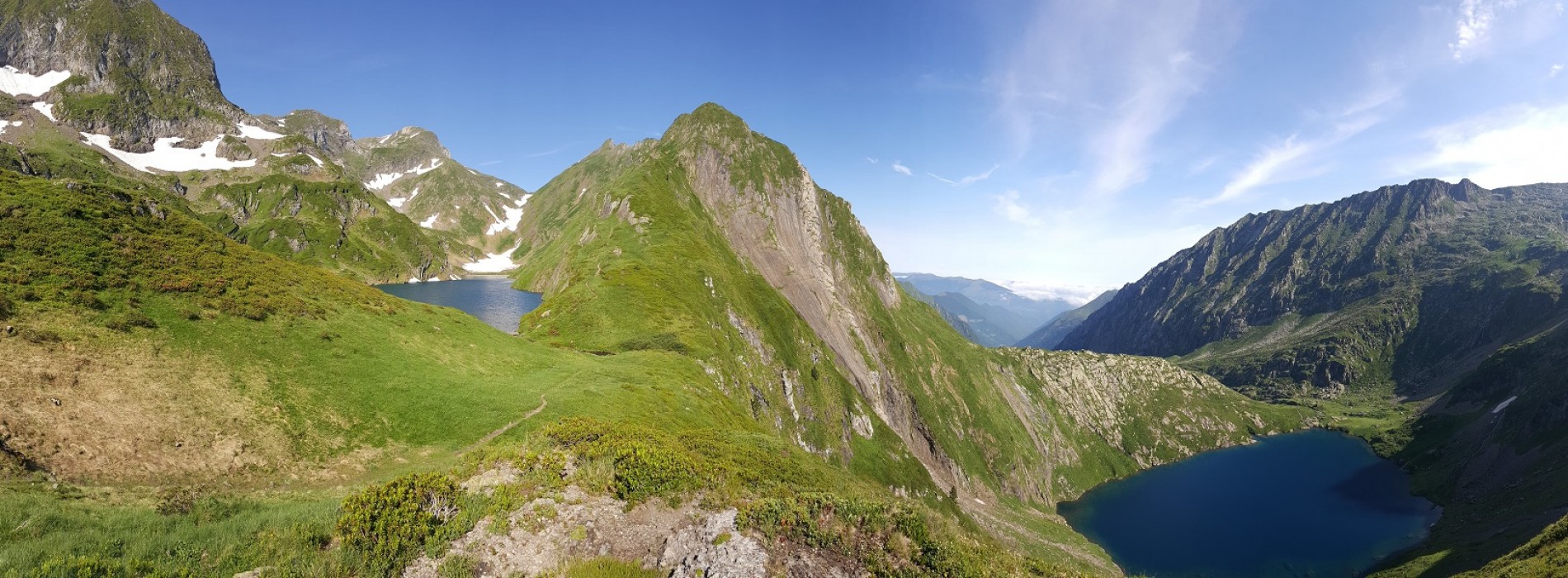 Spectacular views of mountain lakes